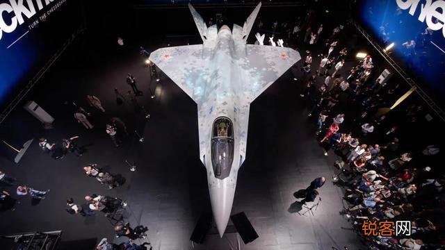苏-57还没搞定,俄罗斯隐身棕子机又现身航展,美国人如何看？
