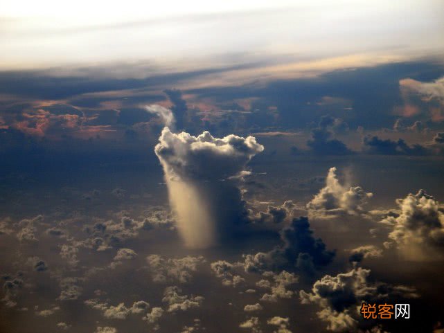 水的密度不是比空气大吗 为什么云不会掉下来