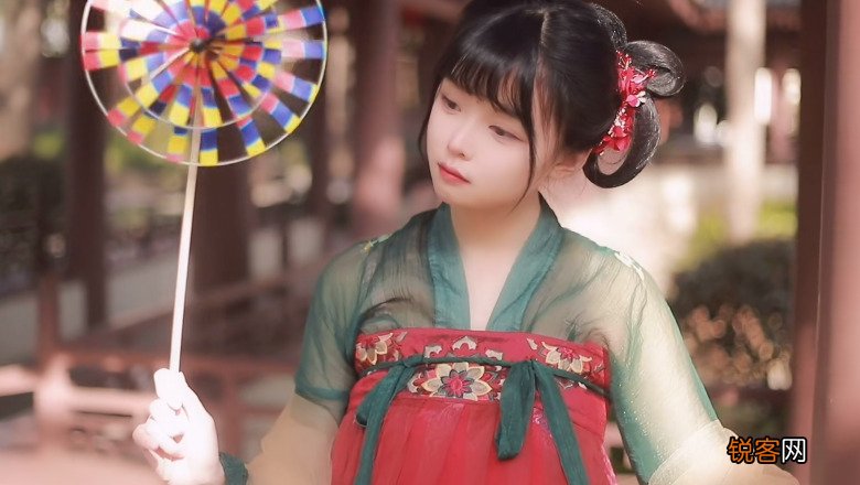 国风第一纯欲萝莉cos祢豆子 看似低龄少女，实则身高一米八
