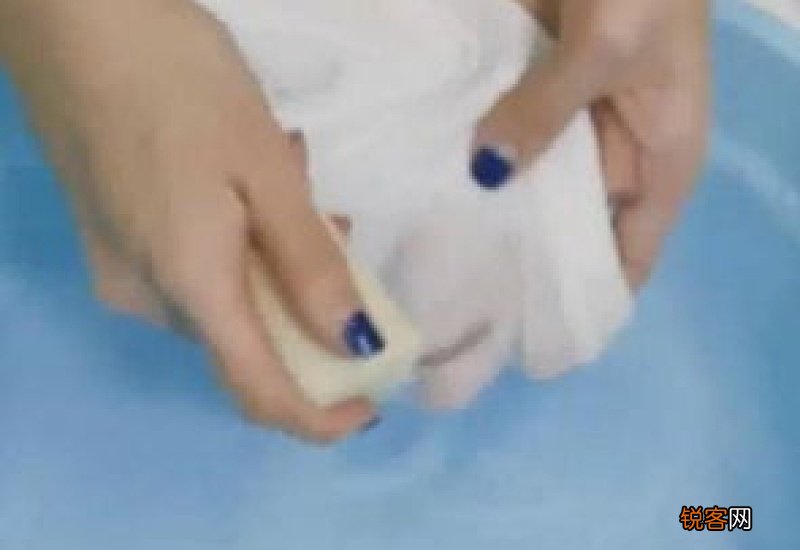 马克笔弄到羽绒服上怎么擦掉