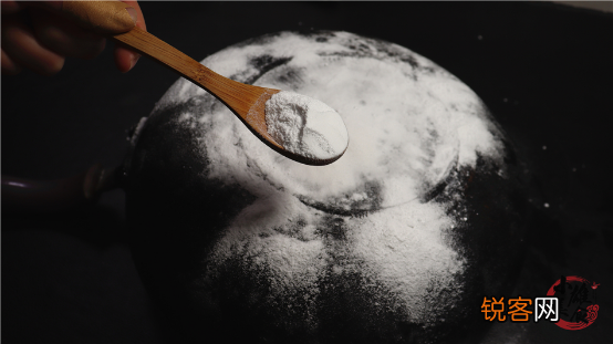 炒菜锅底油垢怎么去除 巧用小妙招旧锅变新锅