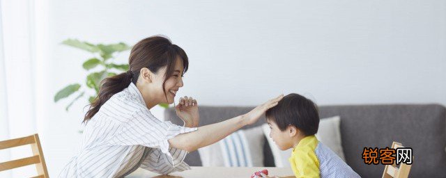 小孩不给手机就生气怎么办 小孩不给手机就生气如何教育