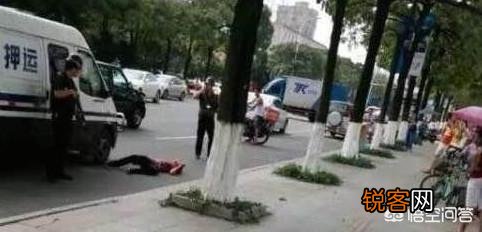 男子追运钞车被击毙,家属竟获赔180万,运钞员三年有期徒刑,你怎么看？