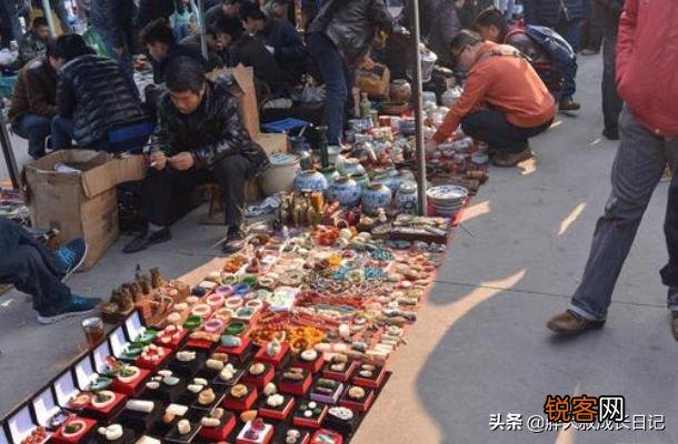 现在摆地摊卖什么赚钱最快？