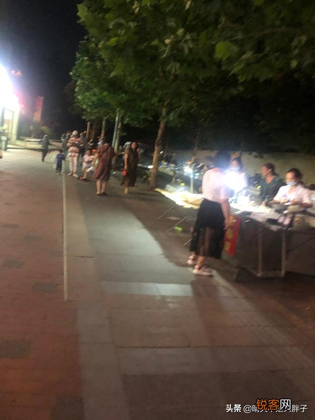 路边可以摆摊好,还是不摆摊好,为什么？合法你愿意摆摊吗？