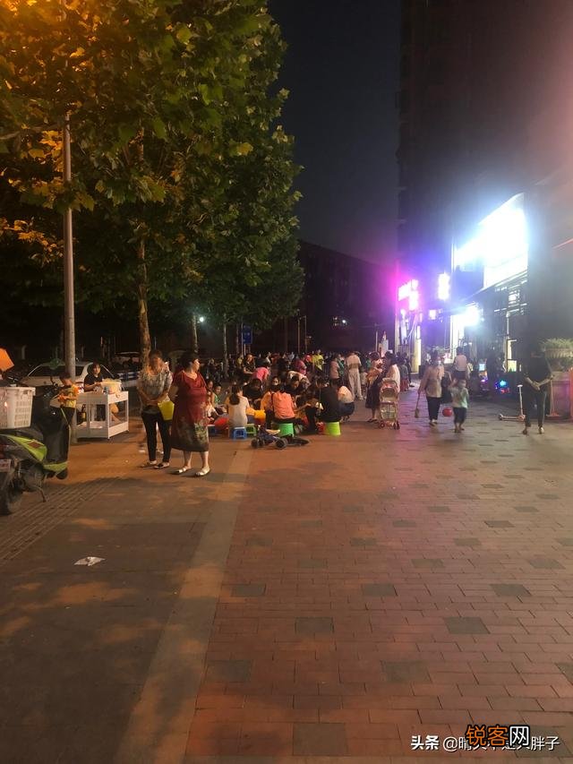 路边可以摆摊好,还是不摆摊好,为什么？合法你愿意摆摊吗？