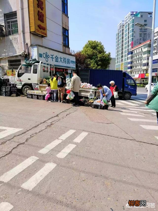 小贩在我的商铺门前摆地摊,影响我的生意,请问有什么途径解决？