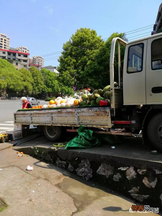 小贩在我的商铺门前摆地摊,影响我的生意,请问有什么途径解决？