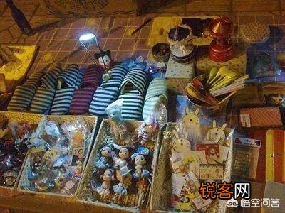小贩在我的商铺门前摆地摊,影响我的生意,请问有什么途径解决？