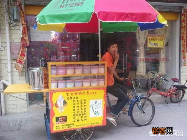小贩在我的商铺门前摆地摊,影响我的生意,请问有什么途径解决？