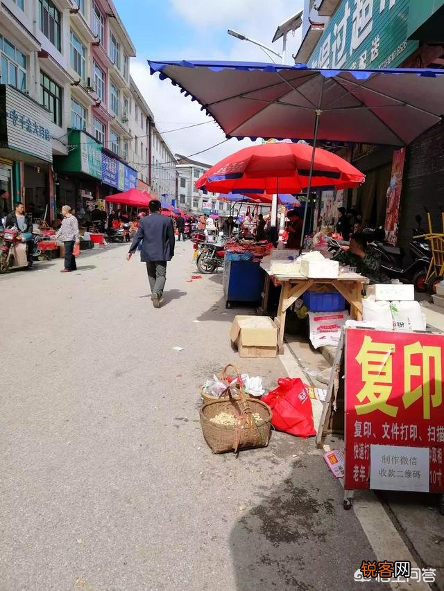 小贩在我的商铺门前摆地摊,影响我的生意,请问有什么途径解决？