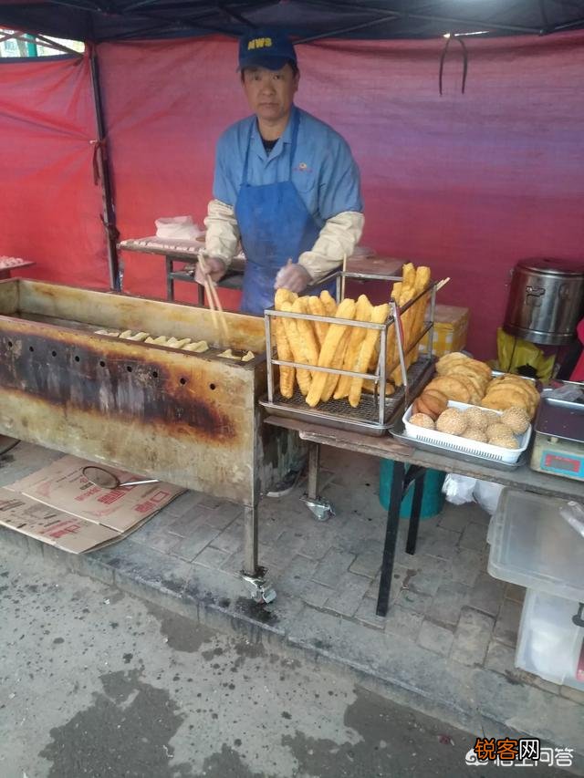 摆摊一个月,刚开始生意还行,为何突然没生意了？
