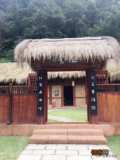 《陋室铭》中作者认为“陋室不陋”的关键是什么？