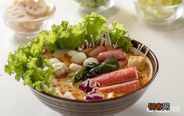 曾经风靡一时的街边小摊“麻辣烫”,为何逐渐会被连锁店所取代？