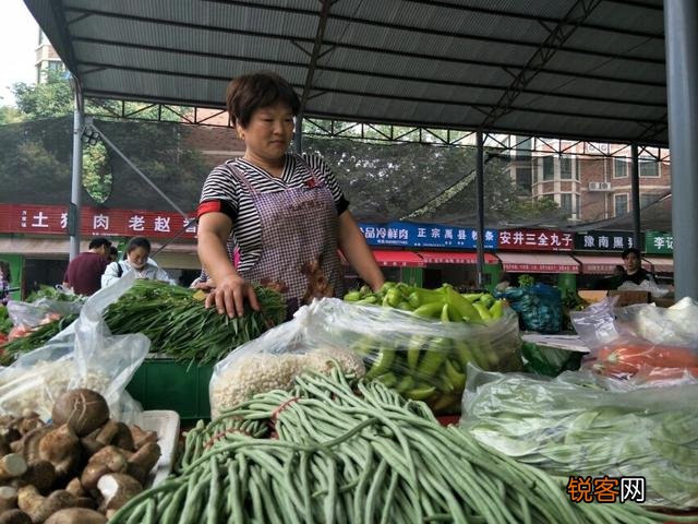 为什么路边摊的水果比超市价格还贵？