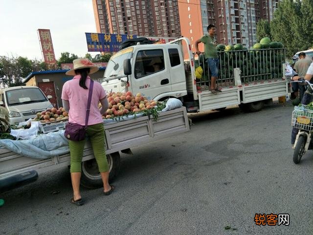 为什么路边摊的水果比超市价格还贵？
