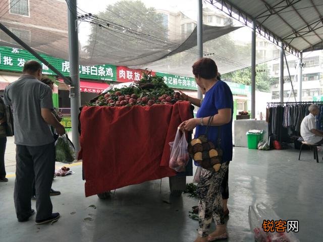 为什么路边摊的水果比超市价格还贵？
