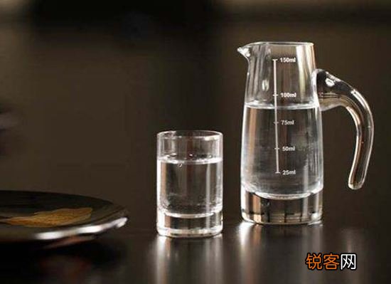 酒精密度和水的密度哪个大 我什么说白酒的酒精度数和重量是反比