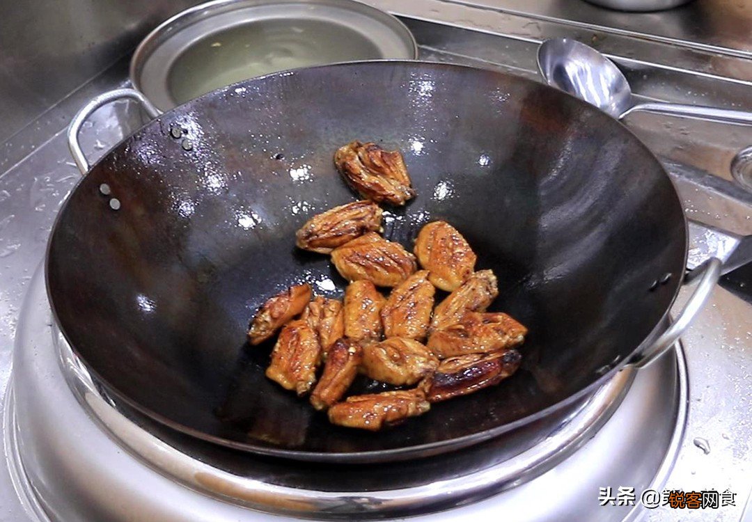 可乐鸡翅的家常做法 香而不腻，滑嫩入味