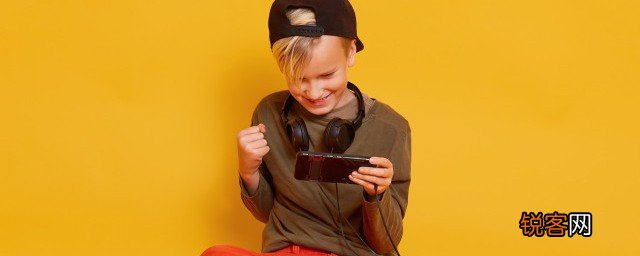 小孩半夜起来偷手机玩怎么办 小孩沉迷手机游戏怎么办