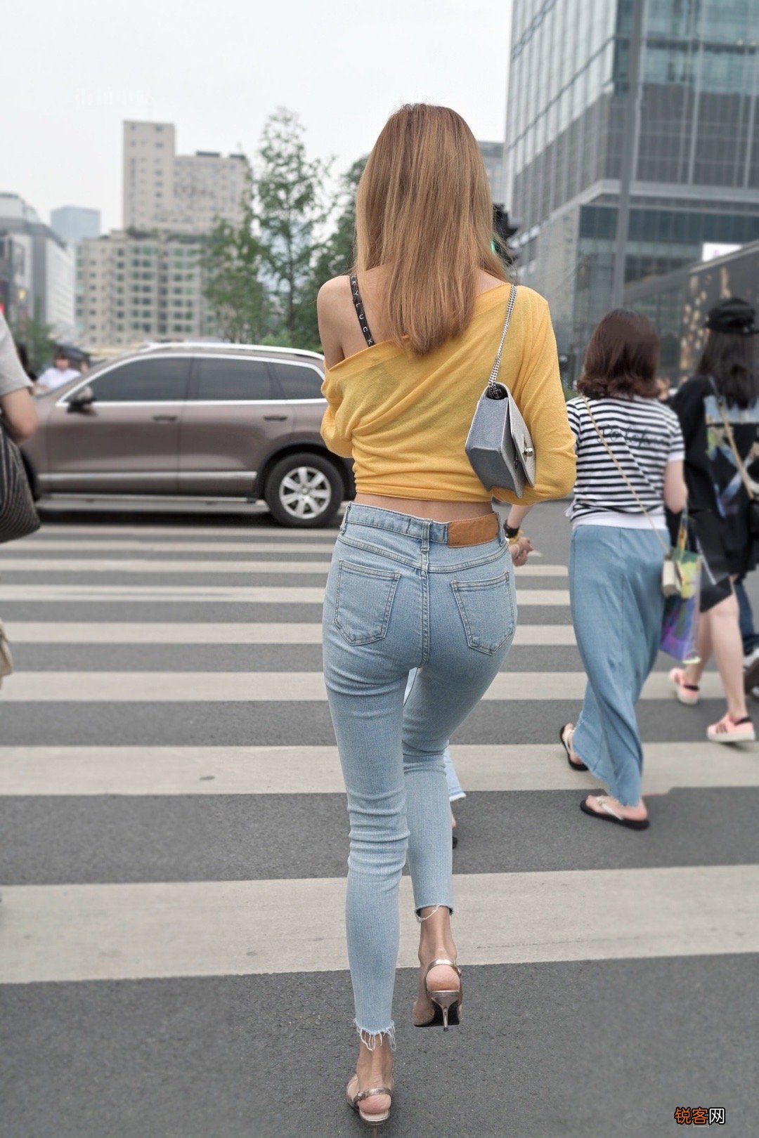 日常穿搭的牛仔裤 休闲又显身材，轻松地打造出休闲又大方的美