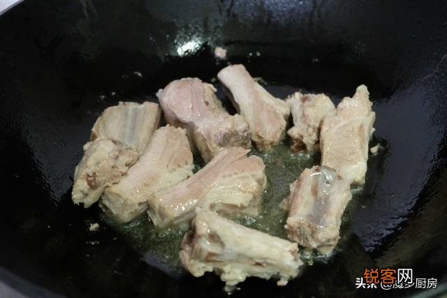 炖排骨的最佳配菜 营养美味更好吃
