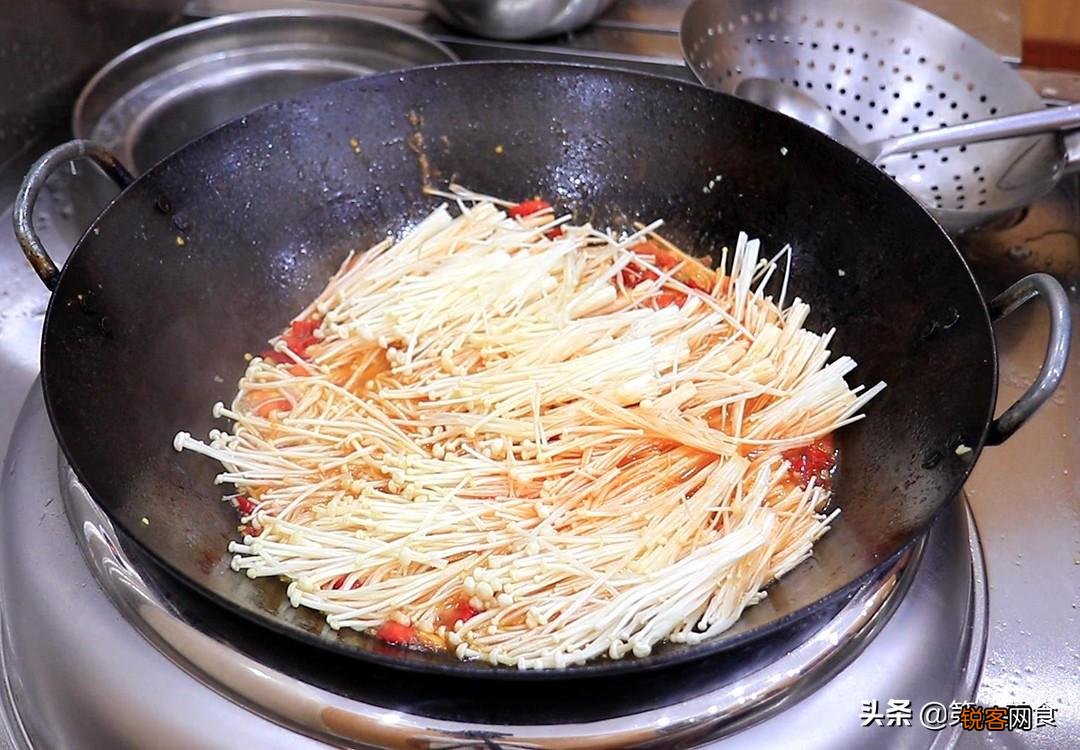 金针菇搭配它天生一对 脆嫩可口，鲜香入味，做一大盘不够吃