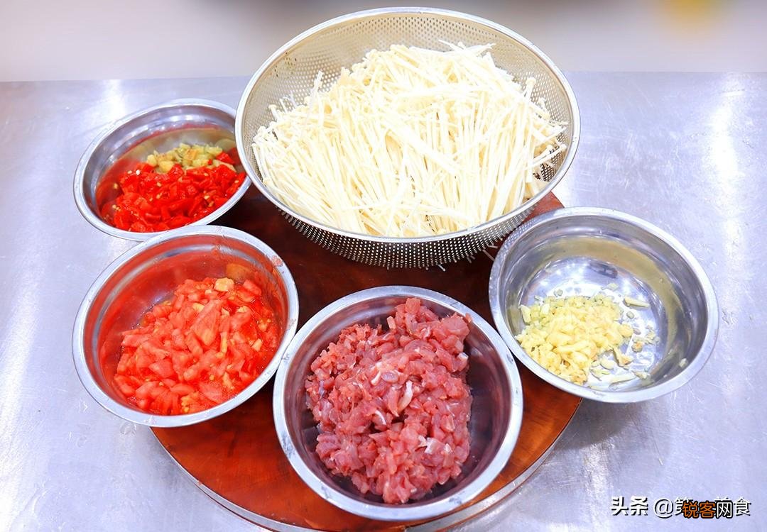 金针菇搭配它天生一对 脆嫩可口，鲜香入味，做一大盘不够吃