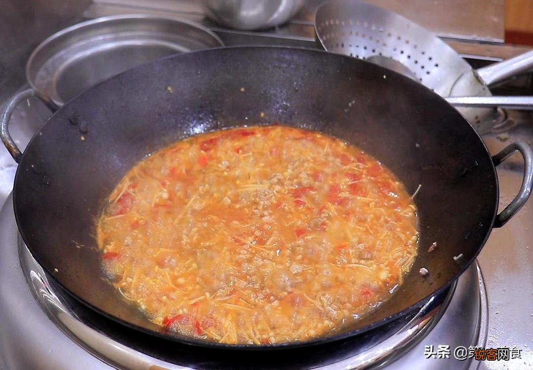 金针菇搭配它天生一对 脆嫩可口，鲜香入味，做一大盘不够吃