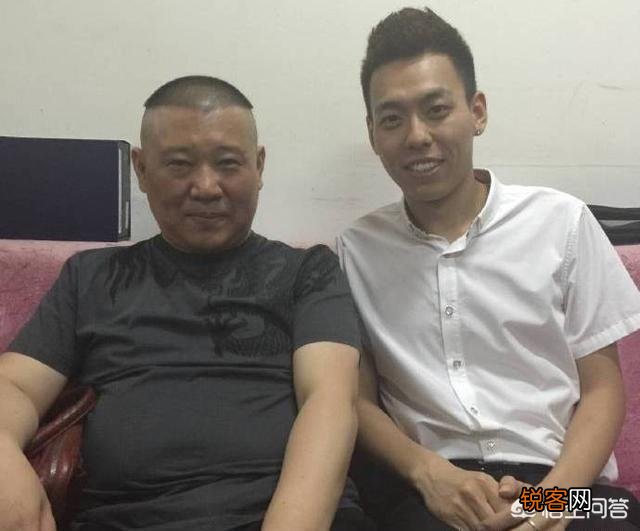 靳金来对少年郭德纲有哪些帮助？郭德纲为什么要力捧其孙靳鹤岚成为“德云三宝”主力成员？