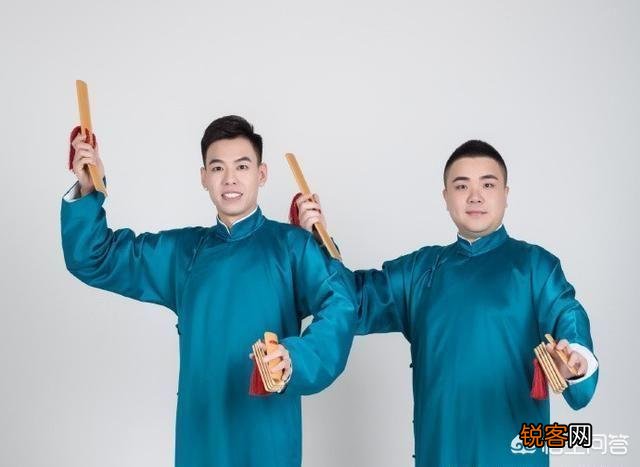 靳金来对少年郭德纲有哪些帮助？郭德纲为什么要力捧其孙靳鹤岚成为“德云三宝”主力成员？