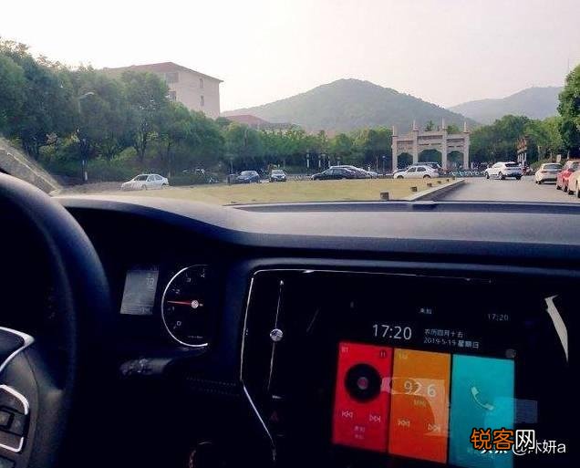 想买一辆落地10万左右的小轿车,有什么推荐吗？
