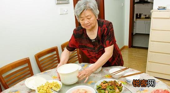 和儿子儿媳住在一起,怎样相处？