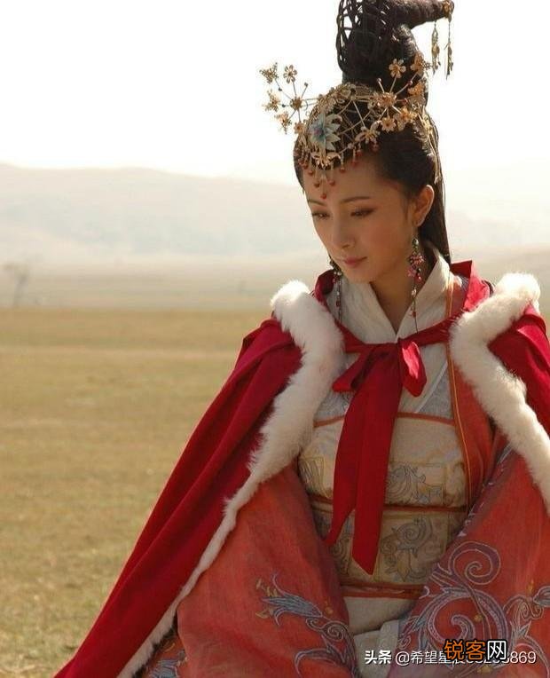 王昭君为什么出塞,是自愿还是被迫？
