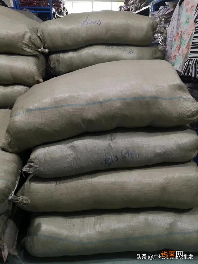 自己做库存服装批发,为了扩大销路,去实体店发了一天名片也没人找自己,我该怎么办？
