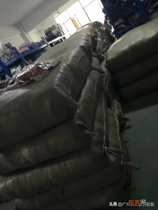 自己做库存服装批发,为了扩大销路,去实体店发了一天名片也没人找自己,我该怎么办？