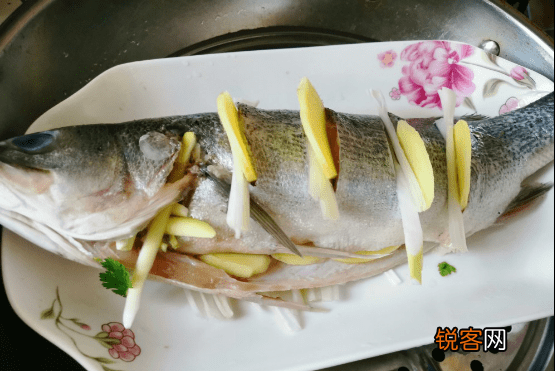 清蒸鲈鱼的做法 家庭版清蒸鲈鱼 牢记2不放，加3样的秘诀