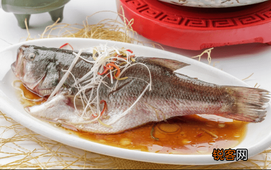 清蒸鲈鱼的做法 家庭版清蒸鲈鱼 牢记2不放，加3样的秘诀