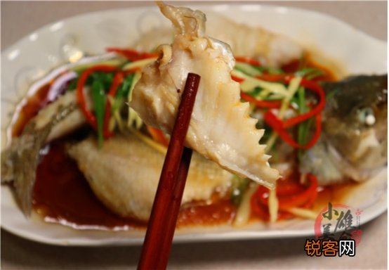 清蒸鲈鱼的做法 家庭版清蒸鲈鱼 牢记2不放，加3样的秘诀