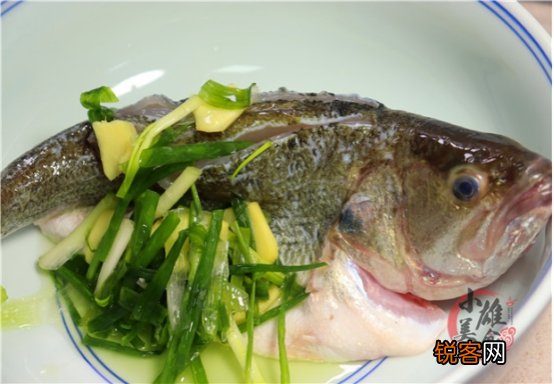 清蒸鲈鱼的做法 家庭版清蒸鲈鱼 牢记2不放，加3样的秘诀