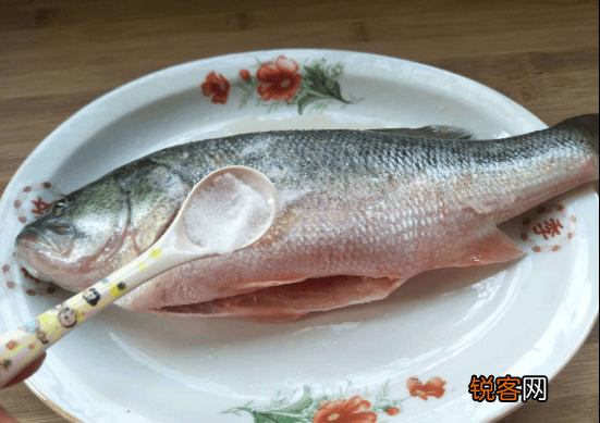 清蒸鲈鱼的做法 家庭版清蒸鲈鱼 牢记2不放，加3样的秘诀