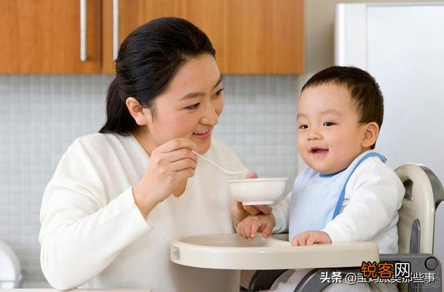 孩子快八个月了,吃母乳和奶粉,有时候给喂饼干。家人说米粉不好不让喂,能不能行？