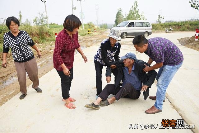 为什么总有那么一些人,总喜欢拿上班族和老人挤公交作文章炒作？