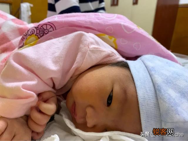 怎样看待三个月女婴疑似因为妈妈参加睡训而窒息死亡的案件？