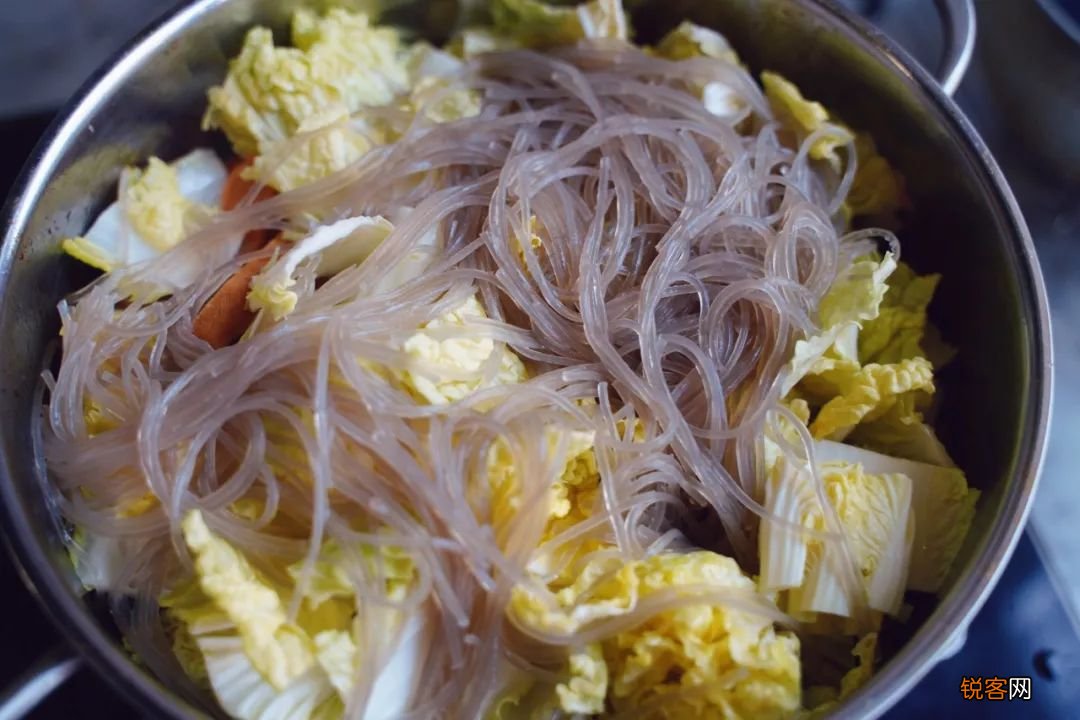 猪肉白菜炖粉条的家常做法 多少人是吃着这碗大炖菜考上大学的