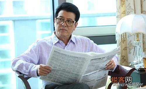 关晓彤有何背景？为何没有高知名代表作却屡屡成为新闻和微博热点？