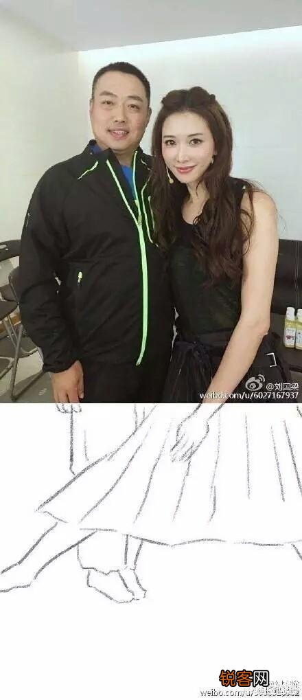 如何看待微博之夜张艺谋给关晓彤颁奖时,关晓彤弯膝与张艺谋保持身高齐平的行为？
