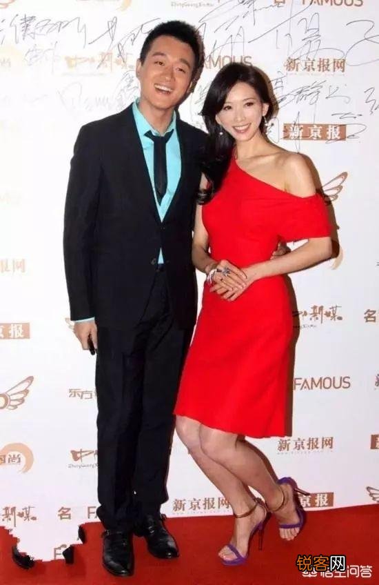 如何看待微博之夜张艺谋给关晓彤颁奖时,关晓彤弯膝与张艺谋保持身高齐平的行为？