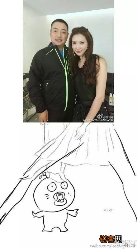 如何看待微博之夜张艺谋给关晓彤颁奖时,关晓彤弯膝与张艺谋保持身高齐平的行为？
