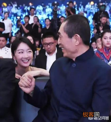 如何看待微博之夜张艺谋给关晓彤颁奖时,关晓彤弯膝与张艺谋保持身高齐平的行为？